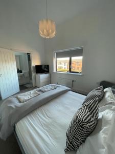 een slaapkamer met een groot wit bed in een kamer bij 2 Bedroom House with Garden Next to River Tees in Stockton-on-Tees