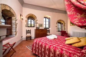 Postel nebo postele na pokoji v ubytování Castello Di Tornano Wine Relais