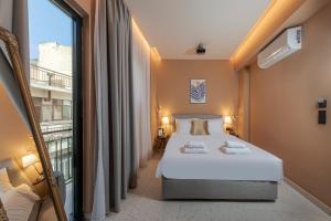 pokój hotelowy z łóżkiem i balkonem w obiekcie Clyde Athens by Nin&Bau w Atenach