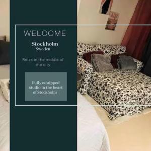 1 dormitorio con 1 cama con sábanas y almohadas de guepardo en Casa South en Estocolmo