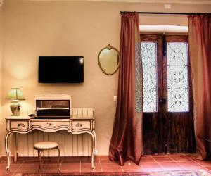 TV a/nebo společenská místnost v ubytování Castello Di Tornano Wine Relais