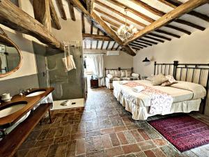 Postel nebo postele na pokoji v ubytování Castello Di Tornano Wine Relais