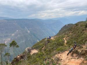 una persona sentada en la cima de una montaña con una bicicleta en Hostel Home Trotamundos, en Chachapoyas