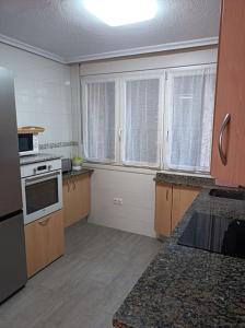 Kuchyň nebo kuchyňský kout v ubytování Apartamento de playa en Suances