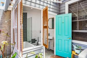 Baño con puerta azul y espejo en Saltbush Cottage in fabulous South Fremantle, en South Fremantle 14 fotos más