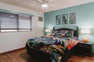 1 dormitorio con 1 cama, 2 lámparas y ventana en Holualoa Garden 303, en Kailua-Kona