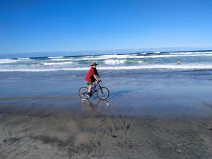 a person riding a bike on the beach at The Bowentown in Bowentown