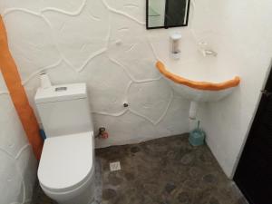 A bathroom at Flintstone Mini-Cave