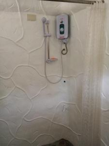 La salle de bains est pourvue d'une douche avec un pommeau de douche. dans l'établissement Flintstone Mini-Cave, à Poctoy