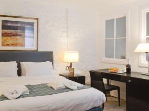 um quarto de hotel com uma cama e uma secretária em The Calving Shed em Neilston