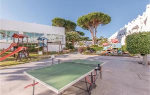 Pingisbord vid eller i närheten av Stunning Home In Las Chapas Marbella With Sauna