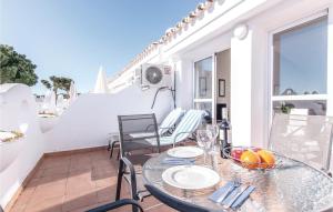 una mesa con un bol de fruta en el balcón en Stunning Home In Las Chapas Marbella With Kitchenette, en Marbella