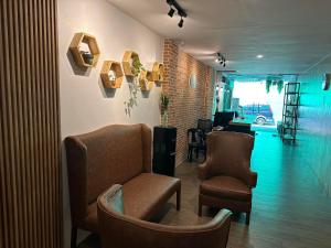 TV a/nebo společenská místnost v ubytování Aden Hotel + 15 fotografií