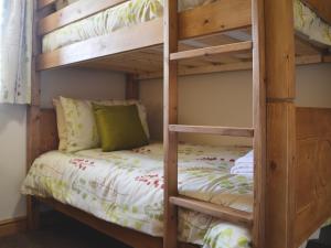 a bunk bed in a bedroom with a bunk bedutenewayangering at Llechwedd Mawr in Talybont