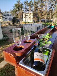 een tafel met twee glazen en een fles wijn bij ¡¡Disfruta En Parquemar El Tabo!! in El Tabo