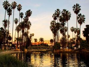 una piscina de agua con palmeras y un puente en Silverlake and Echo Park - 6min to Downtown and Hollywood -, en Los Ángeles