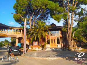 a building with a car parked in front of it at DOMUS AUDITORIUM in Villa Carlos Paz