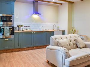 Kuchyň nebo kuchyňský kout v ubytování Dragonfly Cottage-UK39919