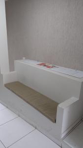 une étagère blanche dans le coin d'une pièce dans l'établissement Pousada Recanto Gentil, à Triunfo