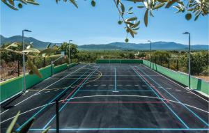 een lege tennisbaan met bergen op de achtergrond bij Nice Home In Sestanovac With Kitchen in Šestanovac