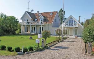 TårupにあるAmazing Home In Frrup With 5 Bedrooms, Sauna And Wifiの広い白い家