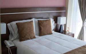 Postel nebo postele na pokoji v ubytování Ivissa Hotel