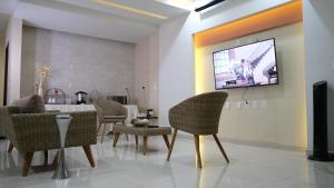 TV a/nebo společenská místnost v ubytování Ivissa Hotel