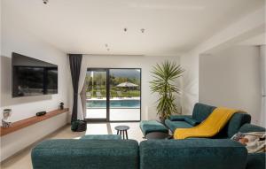 sala de estar con 2 sofás azules y piscina en 4 Bedroom Amazing Home In Radosic, en Radošić