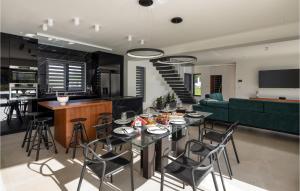 cocina y sala de estar con mesa y sillas en 4 Bedroom Amazing Home In Radosic, en Radošić