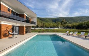 una casa con piscina al lado de un edificio en 4 Bedroom Amazing Home In Radosic, en Radošić