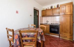 cocina con mesa y sillas en una habitación en Gorgeous Apartment In Stinica With House Sea View, en Stinica
