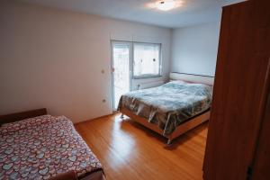 - une chambre avec 2 lits et une fenêtre dans l'établissement CosyHouse-Kupres, à Kupres
