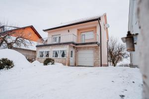 una casa con un garage nella neve di CosyHouse-Kupres a Kupres