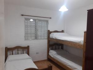 due letti a castello in una stanza con finestra di Mercedario Aparts a Barreal