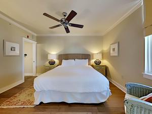 een slaapkamer met een wit bed en een plafondventilator bij Gulf Place Six Palms #2B - BBs Hideaway in Santa Rosa Beach