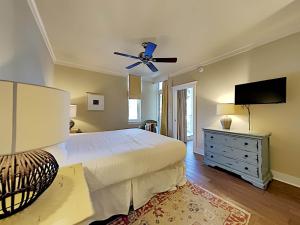 een slaapkamer met een bed en een plafondventilator bij Gulf Place Six Palms #2B - BBs Hideaway in Santa Rosa Beach +18 foto's