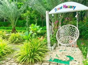 Ein Garten an der Unterkunft Ban Ing Suan