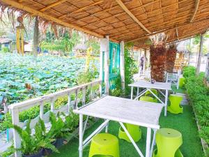 Ein Garten an der Unterkunft Ban Ing Suan