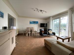 TV a/nebo společenská místnost v ubytování Maison familiale landaise à 350m de la plage avec garage, 4 chambres et jardin - FR-1-413-185