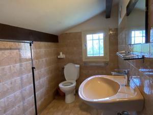 Koupelna v ubytování Maison familiale landaise à 350m de la plage avec garage, 4 chambres et jardin - FR-1-413-185 + 10 fotografií