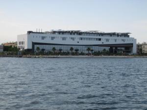 um grande edifício branco ao lado de uma massa de água em Appartement Balaruc-les-Bains, 2 pièces, 4 personnes - FR-1-503-59 em Balaruc-les-Bains