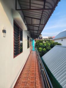 Un balcón de una casa con una pasarela de ladrillo en Blue Moon House - A budget hostel for easy travellers, en Chiang Mai