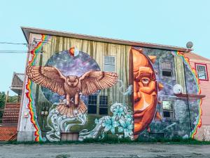 圣马修园Auberge Mandala的建筑物侧面的壁画