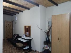 マイプにあるPetit Chateau J&SRの黒いソファと木製の天井のあるリビングルーム