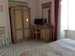 Televízia a/alebo spoločenská miestnosť v ubytovaní Hotel Lidomare + 37 fotografií