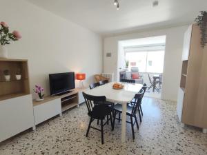 Televízia a/alebo spoločenská miestnosť v ubytovaní Maison T4 lumineuse avec jardin, à 10 min des Thermes, classée 3 étoiles, centre-ville de Balaruc-les-Bains - FR-1-503-164