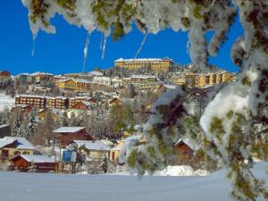 a town covered in snow on a mountain at Studio Font-Romeu-Odeillo-Via, 1 pièce, 4 personnes - FR-1-580-86 in Font-Romeu-Odeillo-Via