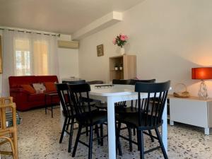 Posedenie v ubytovaní Maison T4 lumineuse avec jardin, à 10 min des Thermes, classée 3 étoiles, centre-ville de Balaruc-les-Bains - FR-1-503-164