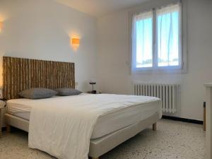 Posteľ alebo postele v izbe v ubytovaní Maison T4 lumineuse avec jardin, à 10 min des Thermes, classée 3 étoiles, centre-ville de Balaruc-les-Bains - FR-1-503-164