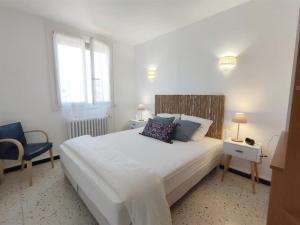 Posteľ alebo postele v izbe v ubytovaní Maison T4 lumineuse avec jardin, à 10 min des Thermes, classée 3 étoiles, centre-ville de Balaruc-les-Bains - FR-1-503-164